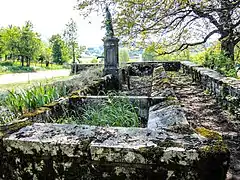 Ancienne fontaine-lavoir Saint-Nicolas.