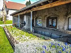 Lavoir couvert.