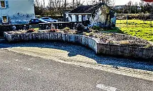 Ancienne fontaine-lavoir du lion, rue des Rousseaux