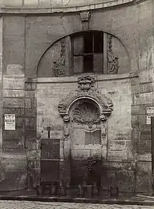 Une des deux fontaines in situ en 1867, photo de Charles Marville.