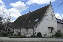 Vue d'une ancienne grange bien restaurée et transformée en habitation