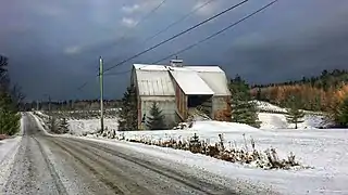 À Bury, la route 255 est sans revêtement bitumineux.