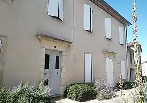 L'ancienne mairie, située dans le village circulaire.