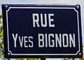 Ancienne plaque de rue Yves-Bignon, très neutre