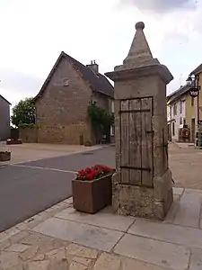 Ancienne pompe à eau à Bellegarde-en-Marche, Creuse, Nouvelle-Aquitaine, France