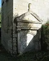 encadrement de l’ancienne porte d’entrée