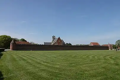 L'ancienne prévoté de Labeuvrière - une vue du mur d'enceinte et de l'église