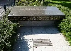 Dalle commémorant l’incendie de l’ancienne synagogue, le 12 septembre 1940 (Place des Halles)