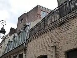 Vue de l'ancienne usine au-dessus des toits