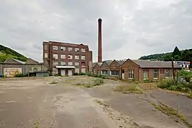 Ancienne usine Jeudy et sa cheminée rue Eugène-Lavoisier à Saint-Léger-du-Bourg-Denis