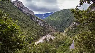 L'ancienne usine de dolomie à la gare au bord de l'Aude et de la RD118