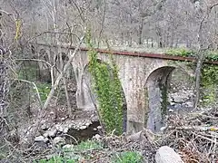 Pont de l'ancienne voie ferrée minérale, aujourd'hui désaffectée, par laquelle le minerai de fer était transporté vers les hauts fourneaux de la vallée de la Têt.