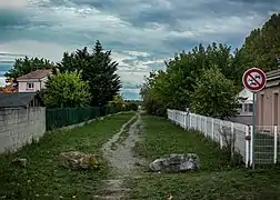 Les anciennes emprises ferroviaires ont laissé place à un chemin piétonnier.