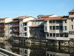 Vieilles maisons de tisserands, tanneurs et parcheminiers sur l'Agoût.