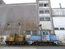 Anciennes locomotives devant le silo de la gare.