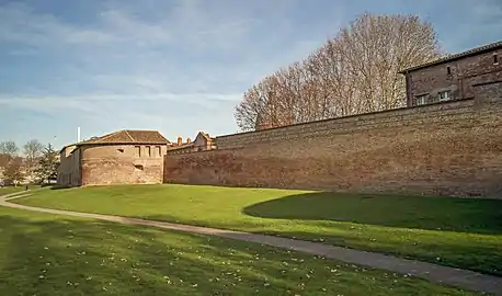 Le rempart médiéval du côté du jardin Raimond-VI.