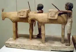 Modèle de paysans conduisant des ânes. Bois stuqués et peint. Début du Moyen Empire, v. 2000. Musée royal de l'Ontario