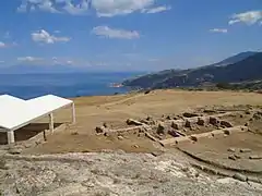 Théâtre et vestiges du temple de Zeus.