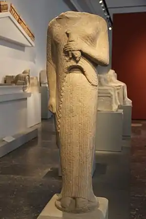 Korè dédiée à Artémis, tenant une perdrix; v. 570-550. Trouvée à Milet. Marbre, H. 1,43 m. Altes Museum