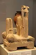 Piédestal de bassin aux maîtresses des animaux. Temple d'Héra, Samos v. 630. Marbre H 52 cm. Altes Museum