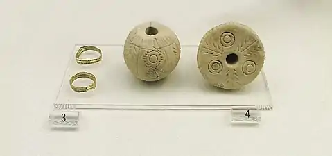 Bagues en or et pesons à fuseau. 950-900. Musée du Céramique