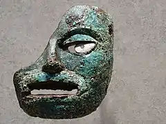 Masque enduit de turquoise