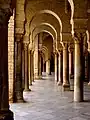 Portique précédant la salle de prière dans la Grande Mosquée de Kairouan.