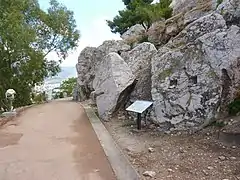 Péripatos - Vue sur le rocher portant l'inscription