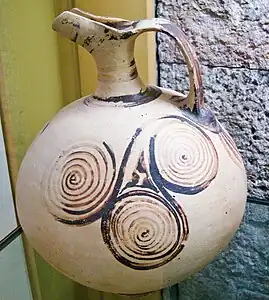 Jarre décorée de spirales peintes, début du HR III (1400-1350), Musée de l'Agora antique d'Athènes.