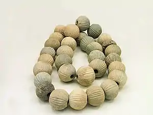 Collier en perles de terre cuite. 950-900. Musée du Céramique