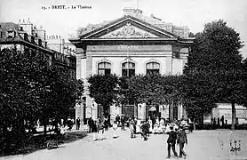 Le théâtre, place du Champ-de-Bataille, dont la façade sera détruite en 1970 (architecte : Gabriel Pierre Martin Dumont).