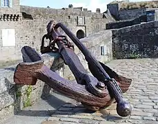 Ancre à l'entrée de la Ville close de Concarneau.