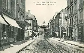 rue de la Marne vers la Mairie, le tablier est visible sur la gauche.