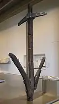 Ancre marine inscrite, en bois et plomb, Ier siècle. 3,65 m, 366 kg.