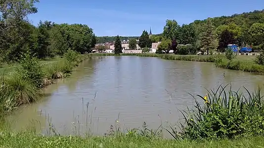 Etang situé au sud du village.