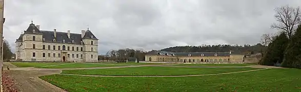 Vue d'ensemble du Château d'Ancy-le-Franc (1538-1546) et des écuries du XVIIe siècle.