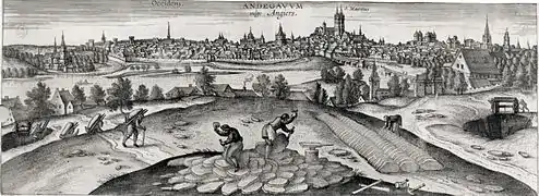 Gravure montrant une ville au loin ; des fendeurs d'ardoise au premier plan, noir-et-blanc.