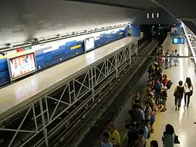 Vue sur les quais de la station.