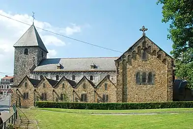 L'église Saint-Pierre (tour et nef centrale constituant les parties anciennes)