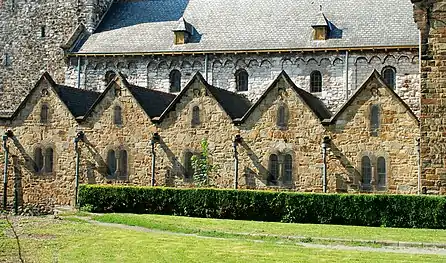 Le mur de la nef romane (en moellons gris)et les chapelles latérales néo-romanes (en moellons bruns).