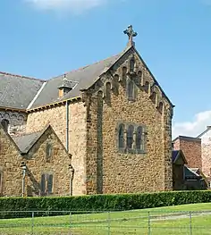 Le bras sud du transept néo-roman.