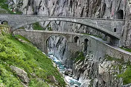 Les deuxième et troisième ponts du Diable en 2004. Le reste d’un pilier du premier pont est visible devant le contrefort du pilier de droite du deuxième.