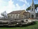 Les vestiges devant l'église Saint-Éloi (mars 2009)