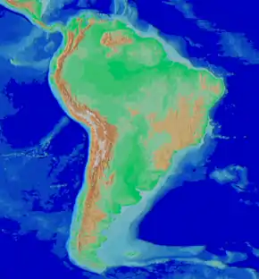 Carte topographique de l'Amérique du Sud avec la cordillère des Andes (en brun à gauche) le long de la côte occidentale du sous-continent. Cette chaîne de montagnes segmentée (Andes septentrionales, Andes centrales et Andes méridionales) s'étend sur la façade Sud-Est du Pacifique, parallèlement à la fosse de subduction du Pérou-Chili.