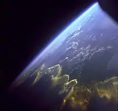 Vue de la Terre et son atmosphère.