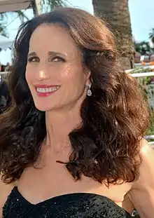 Andie MacDowell (Carrie).