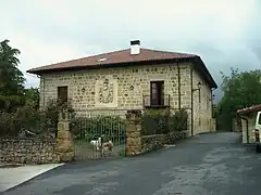 Façade principale du Palacio de Andoin-Luzuriaga, résidence de l'écrivain Bernardo Atxaga.