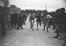 Photographie du coureur à l'arrivée, salué par la foule.