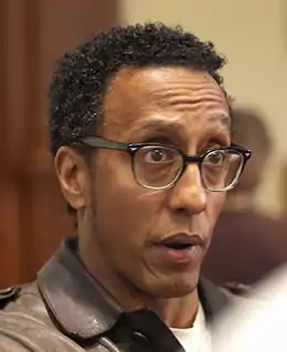 Andre Royo interprète Thirsty.