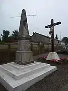 Le monument aux morts à gauche.